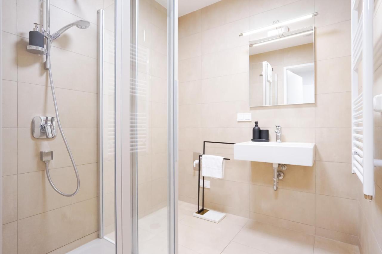 Exclusive 2-Bedroom Condo With Pool & Balcony Vienna Luaran gambar
