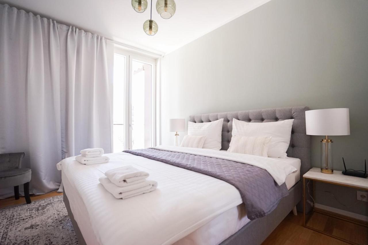 Exclusive 2-Bedroom Condo With Pool & Balcony Vienna Luaran gambar