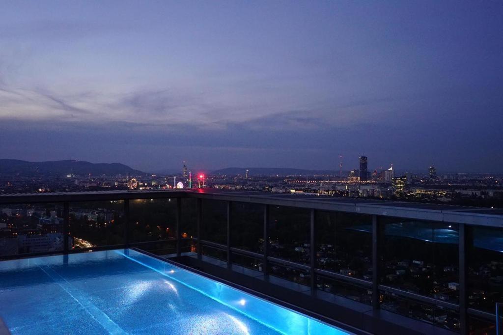 Exclusive 2-Bedroom Condo With Pool & Balcony Vienna Luaran gambar
